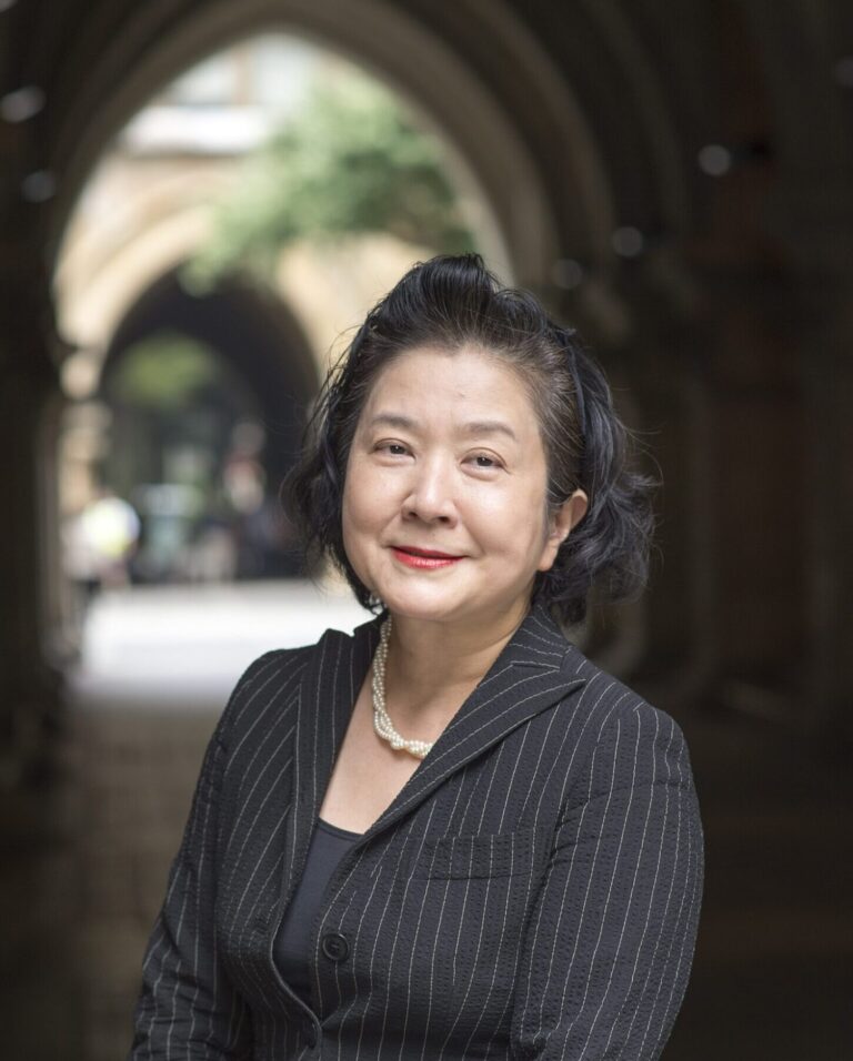加藤陽子　写真　文学部の建物前のもの